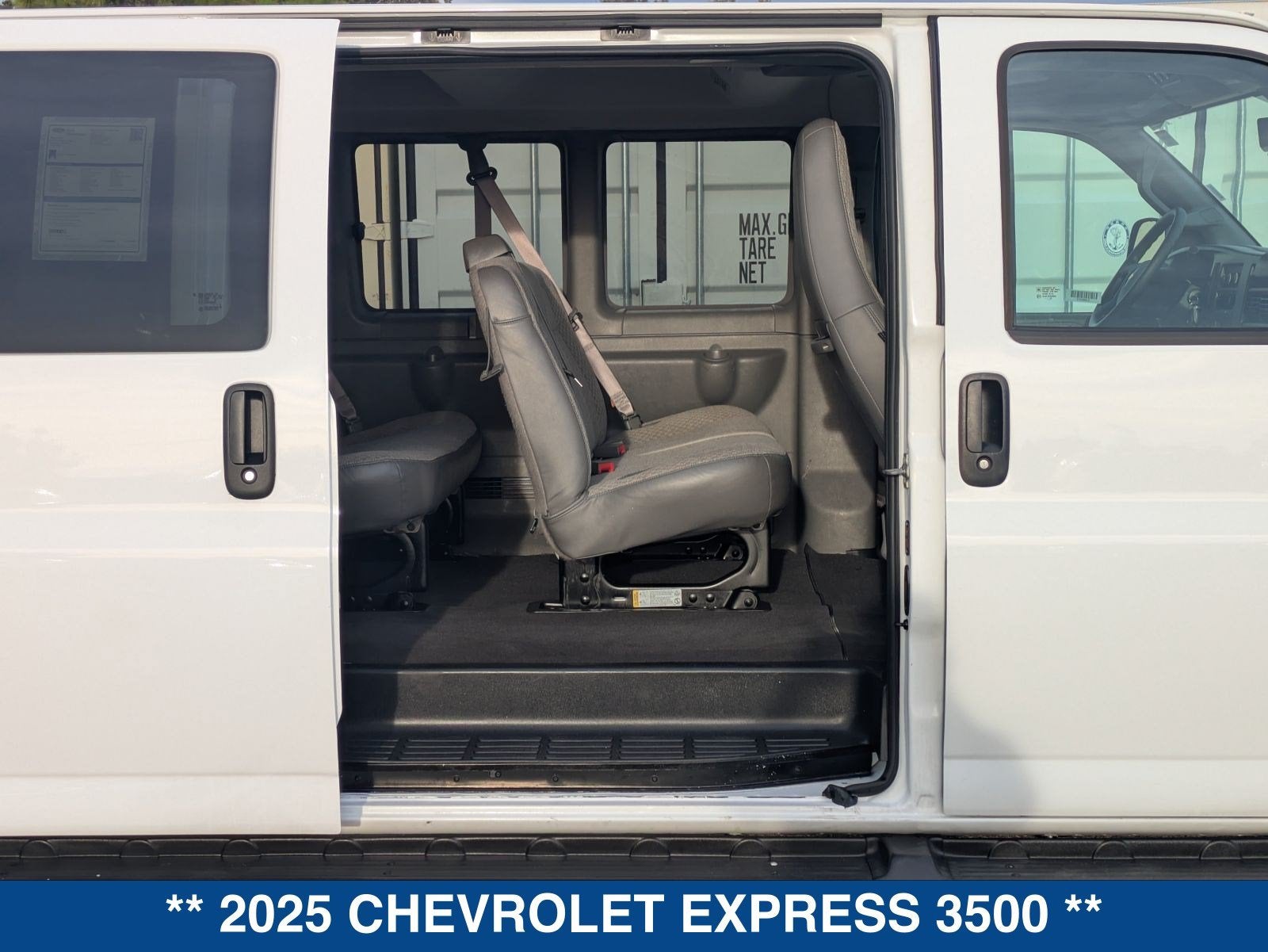 2025 Chevrolet Express 3500 LT