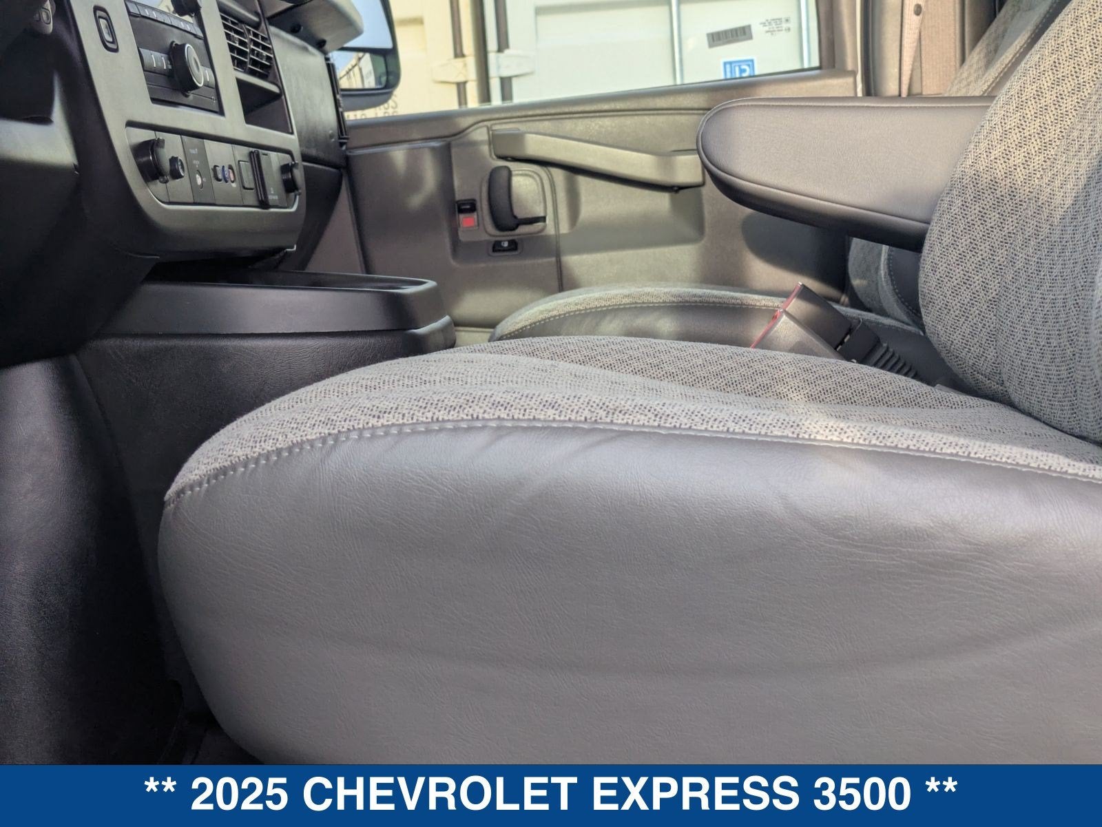 2025 Chevrolet Express 3500 LT