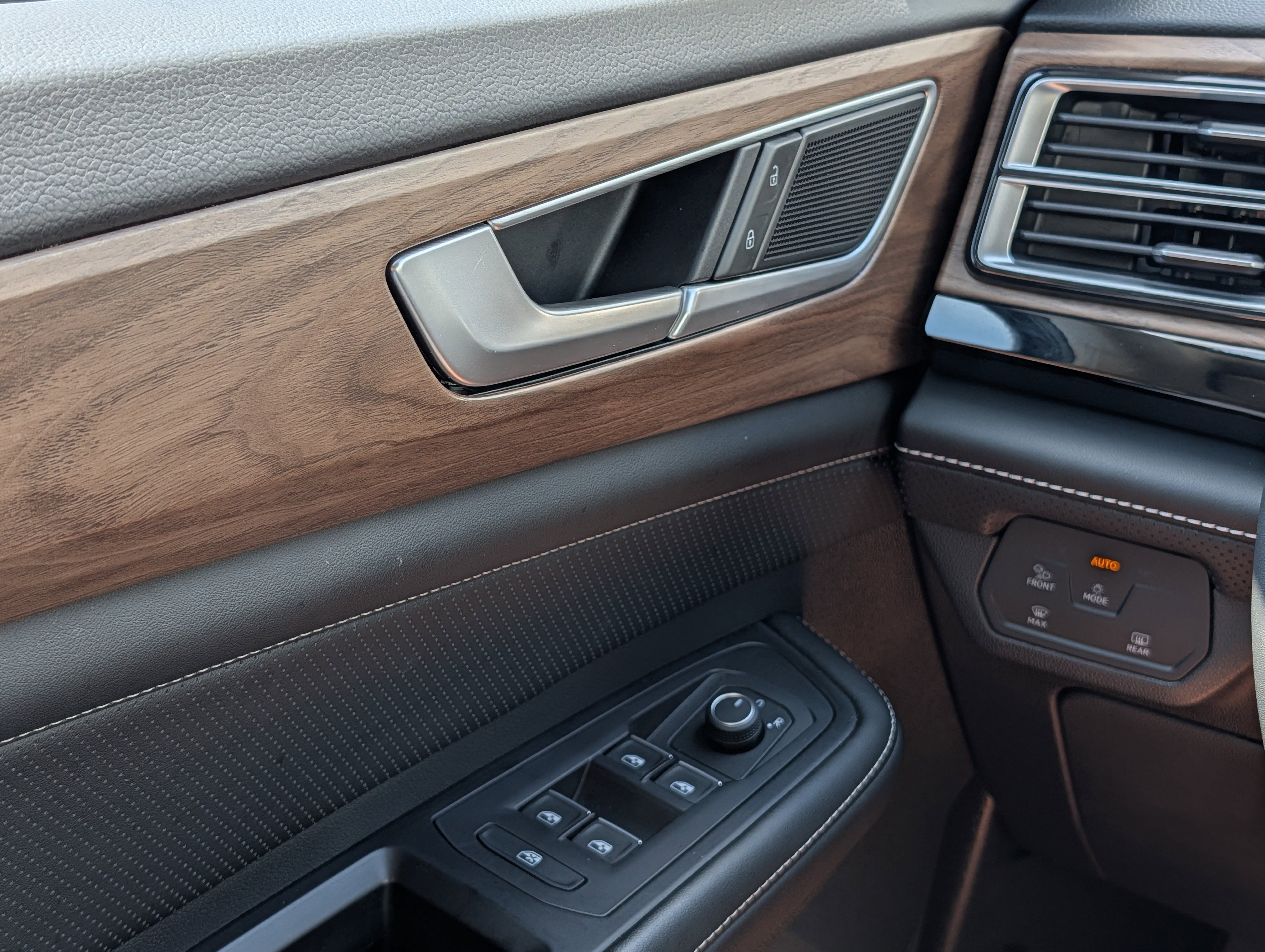 2024 Volkswagen Atlas 2.0T SE w/ Technology