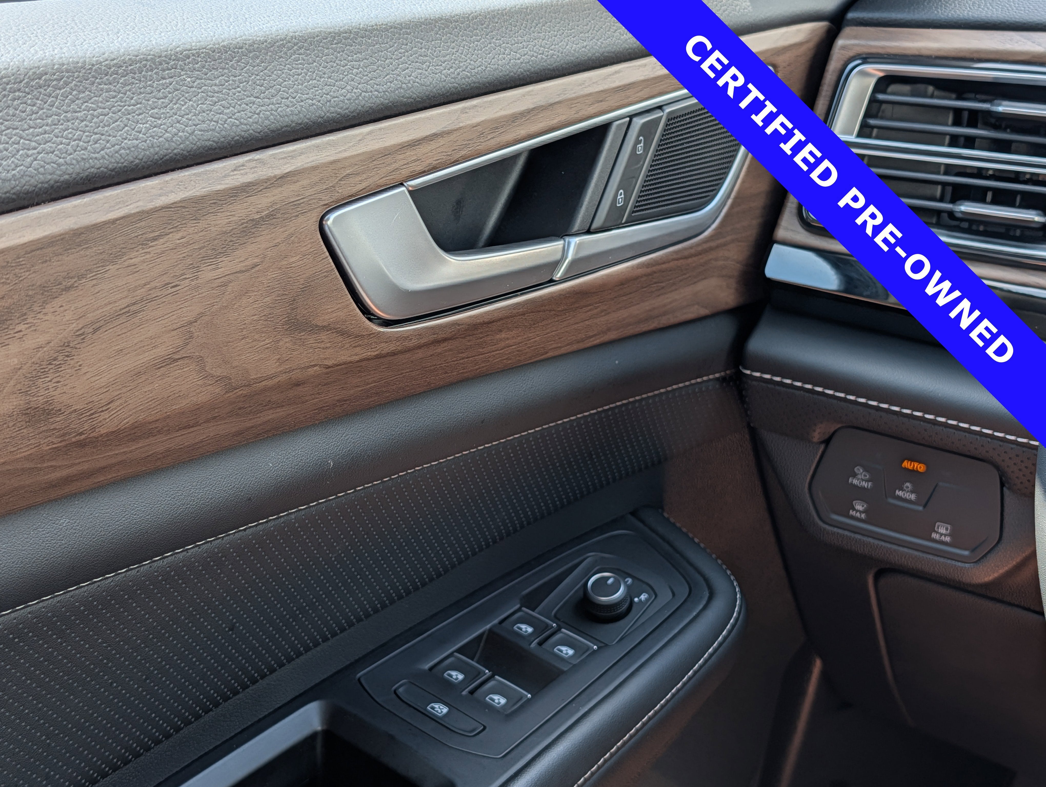 2024 Volkswagen Atlas 2.0T SE w/ Technology