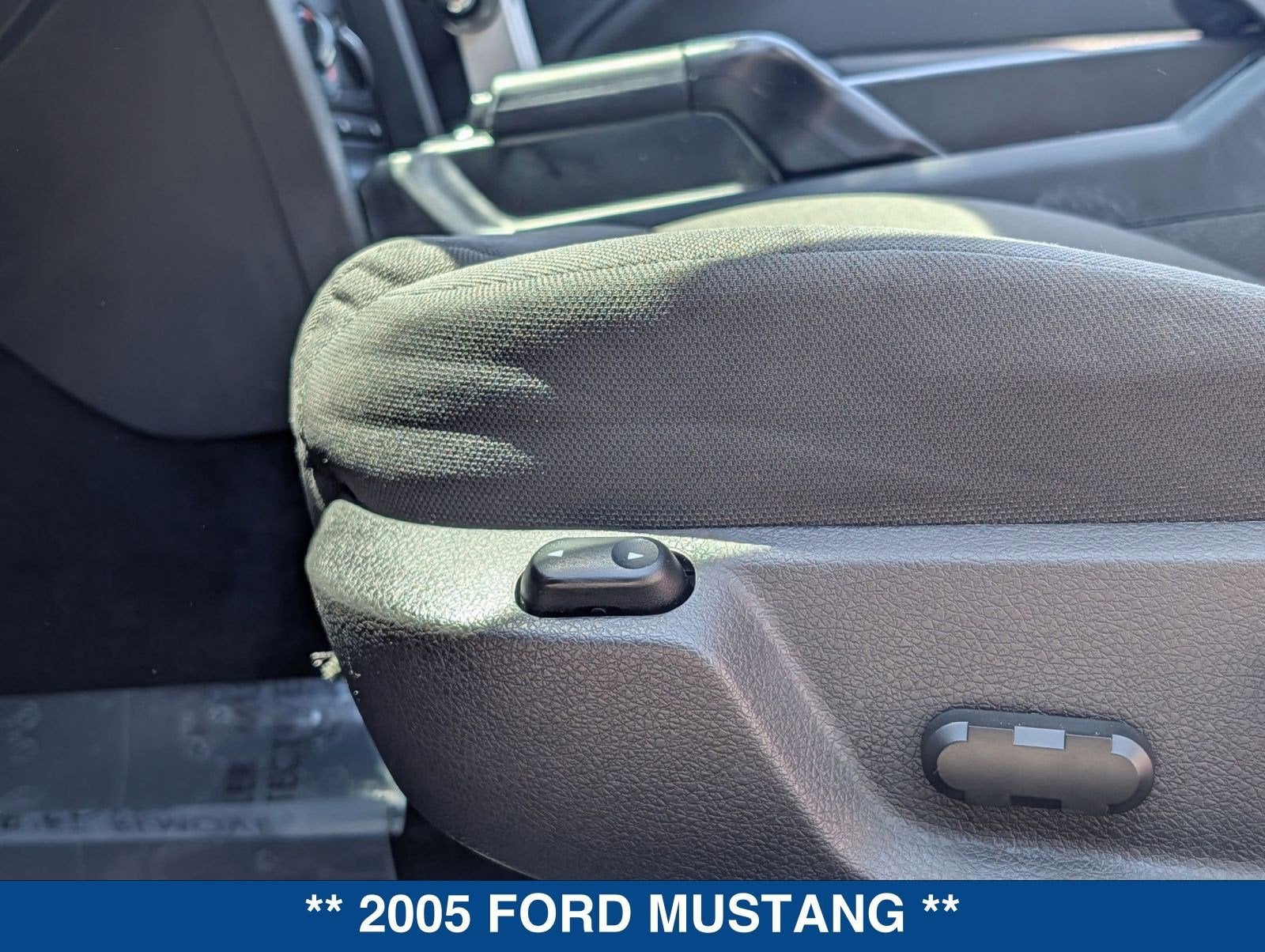 2005 Ford Mustang Deluxe