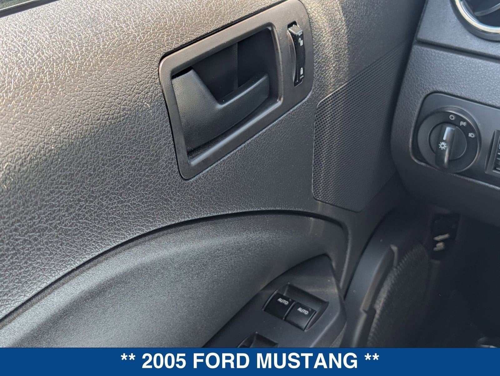 2005 Ford Mustang Deluxe