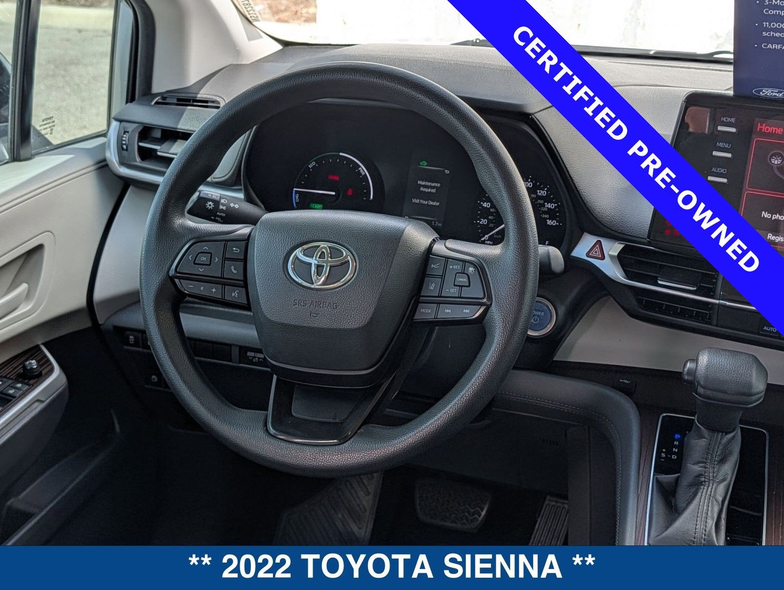 2022 Toyota Sienna LE 8 Passenger