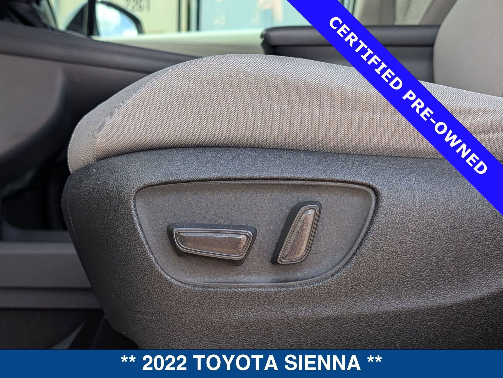 2022 Toyota Sienna LE 8 Passenger