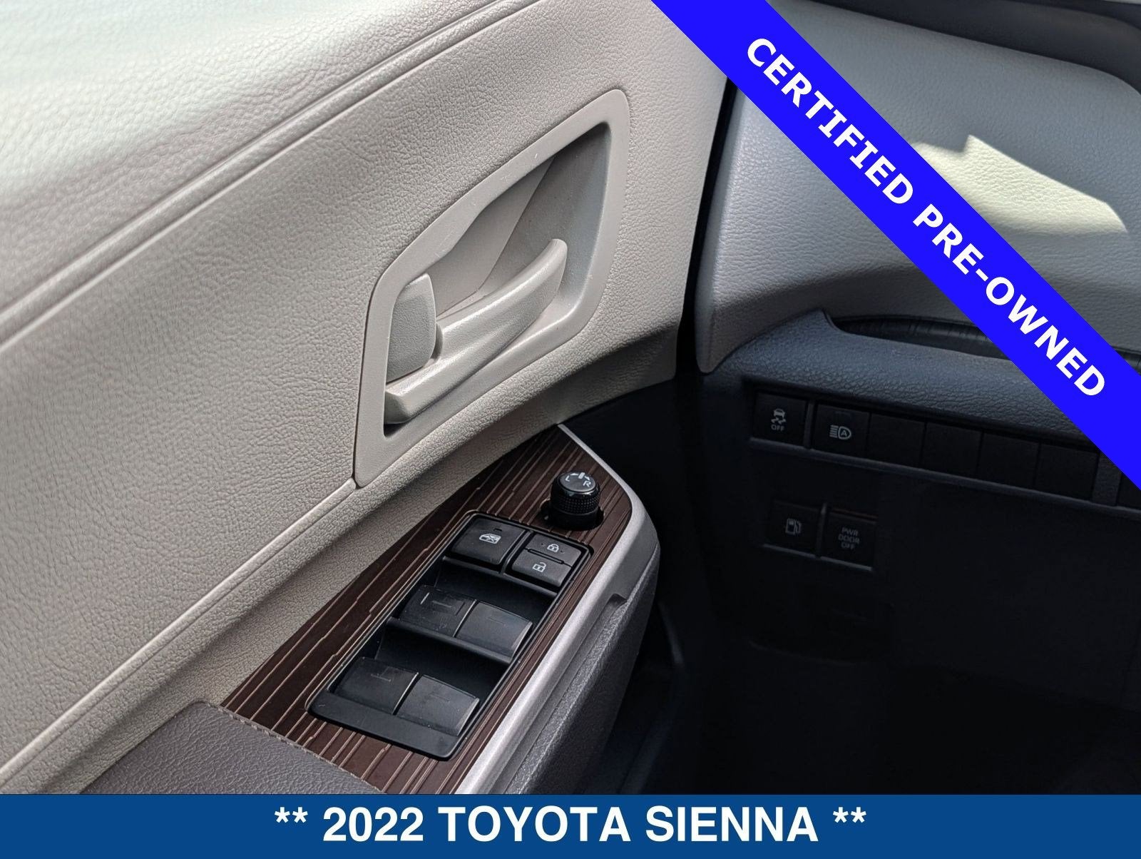 2022 Toyota Sienna LE 8 Passenger
