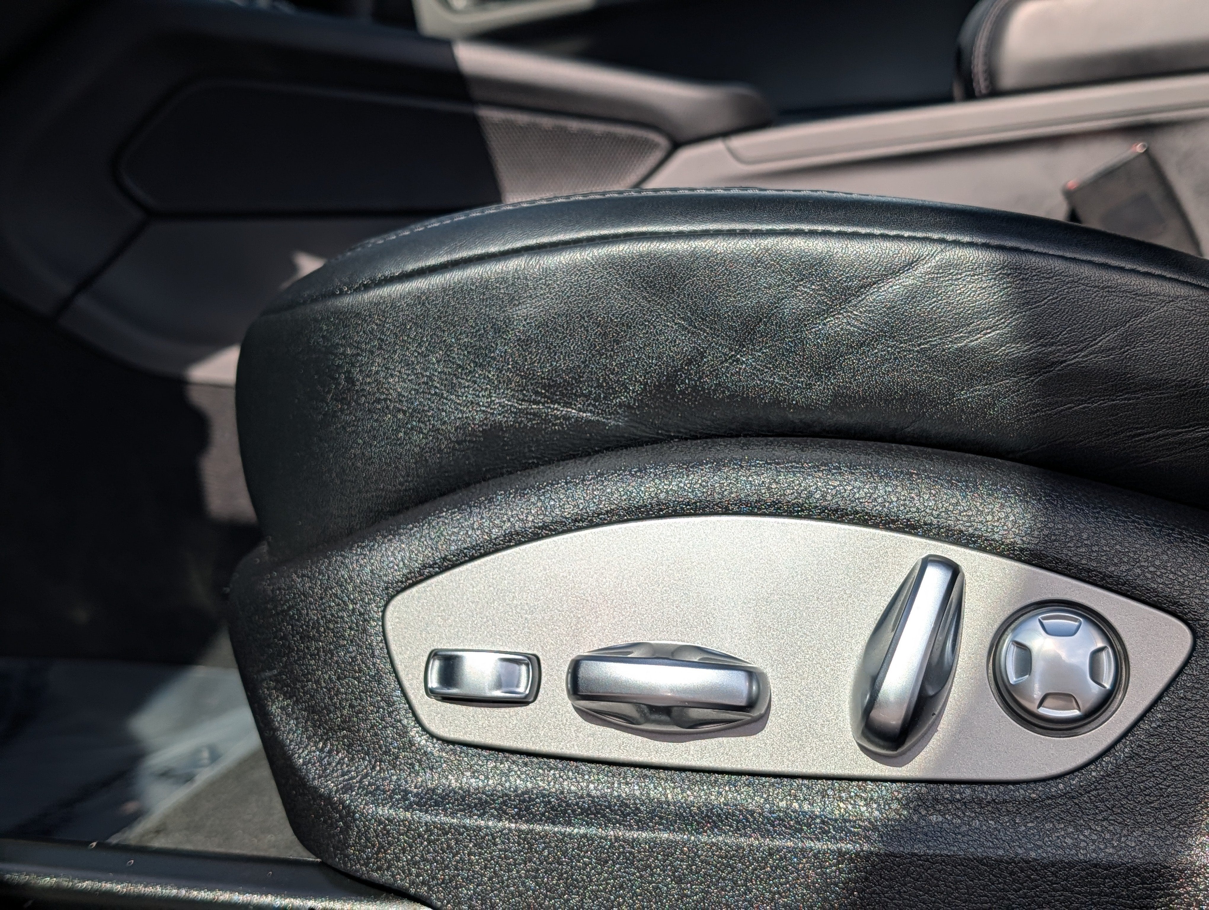 2025 Porsche Macan T