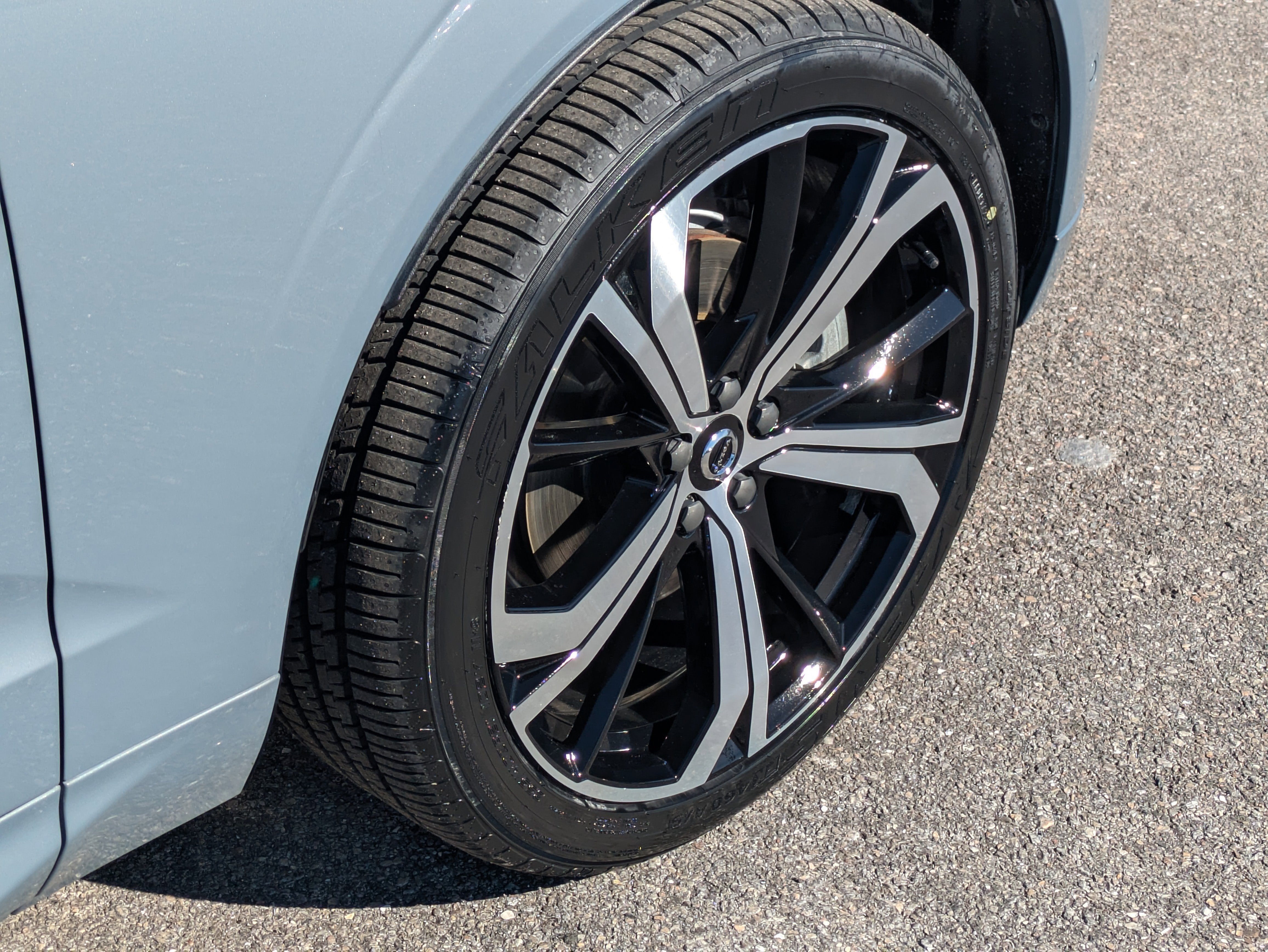 2022 Volvo XC60 B5 R-Design