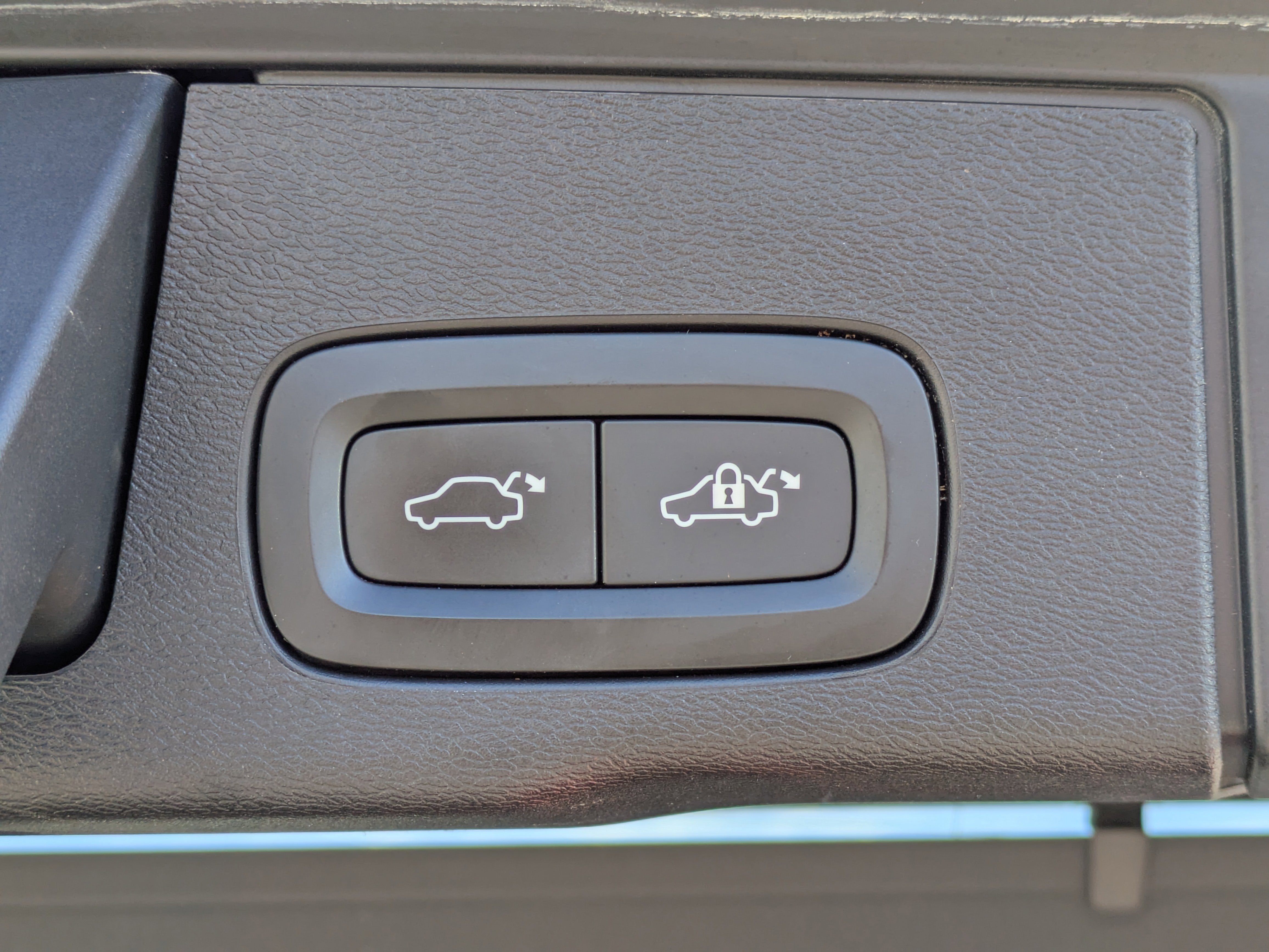 2022 Volvo XC60 B5 R-Design