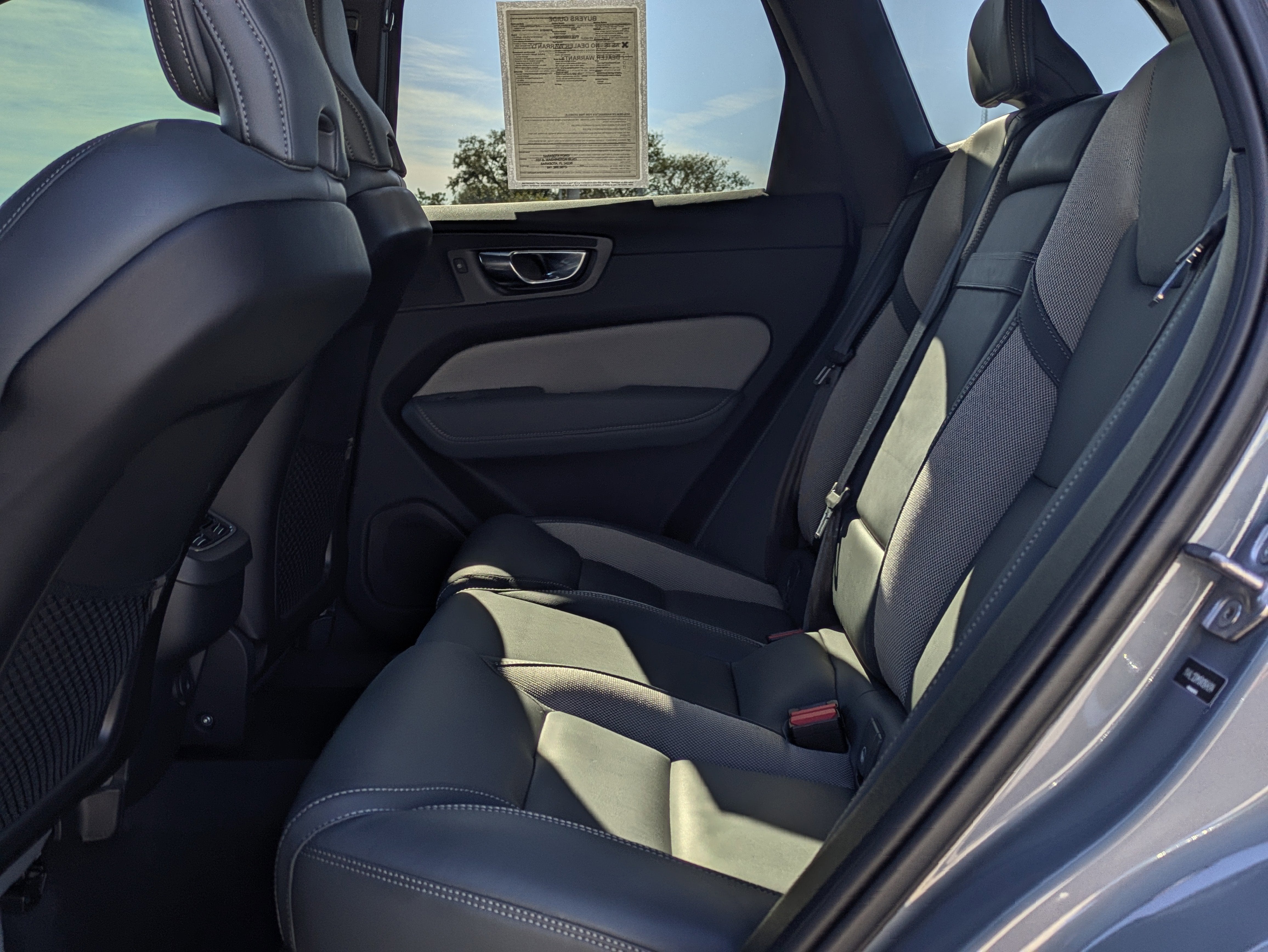 2022 Volvo XC60 B5 R-Design