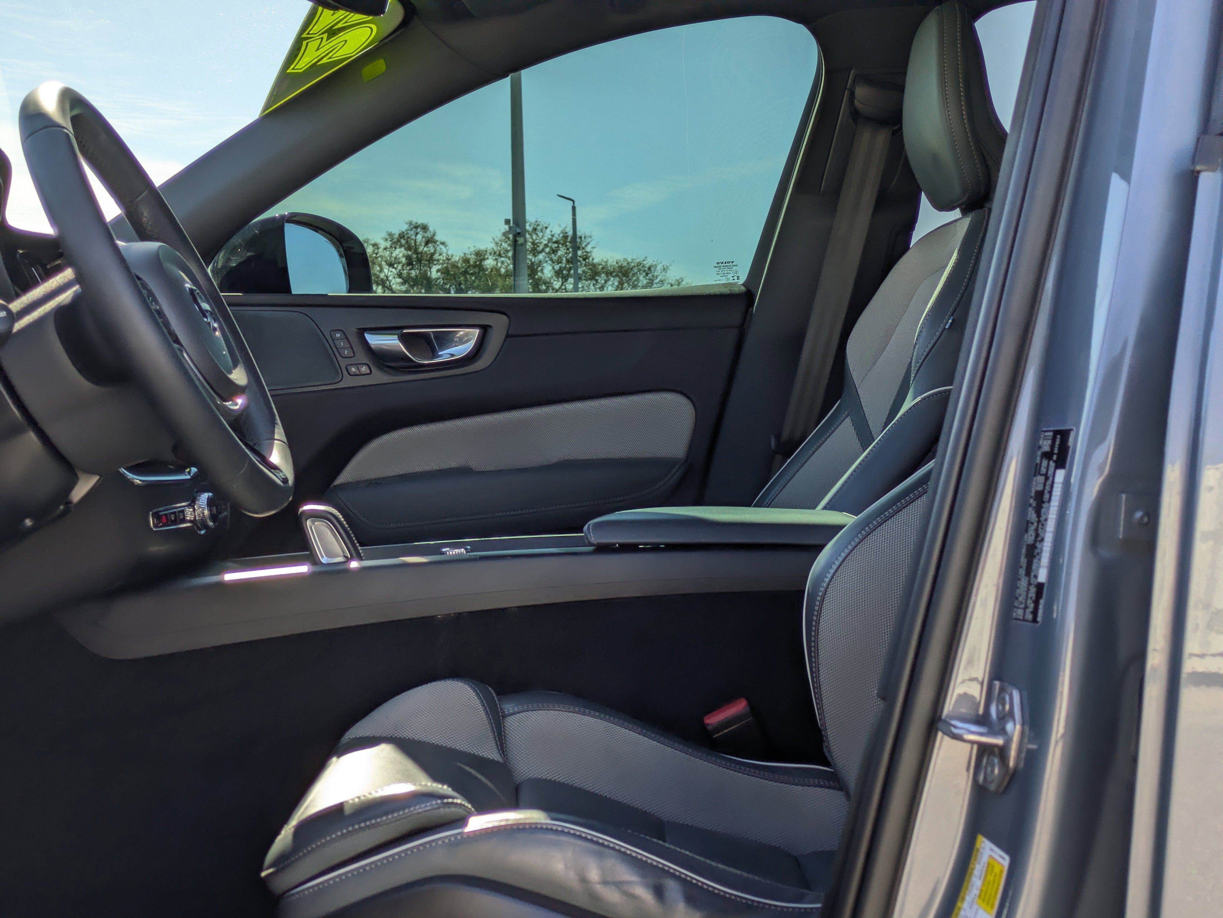 2022 Volvo XC60 B5 R-Design