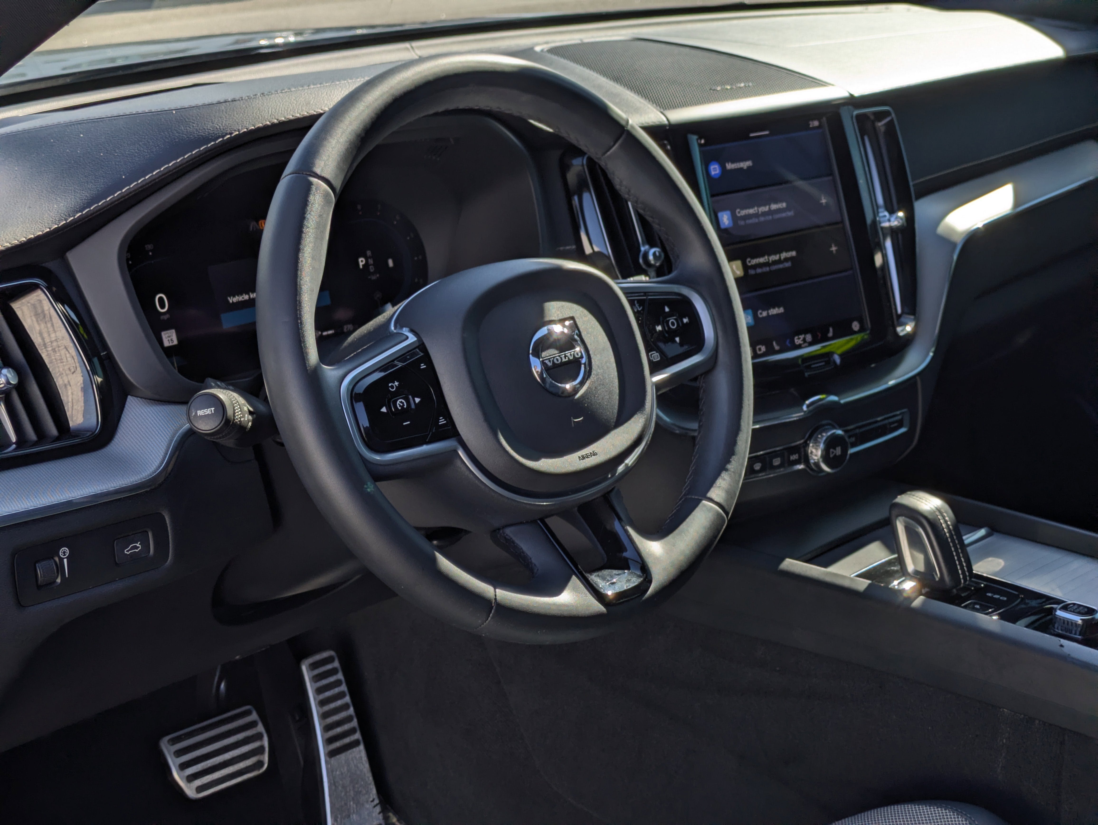 2022 Volvo XC60 B5 R-Design