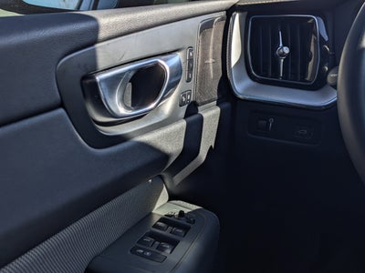 2022 Volvo XC60 B5 R-Design