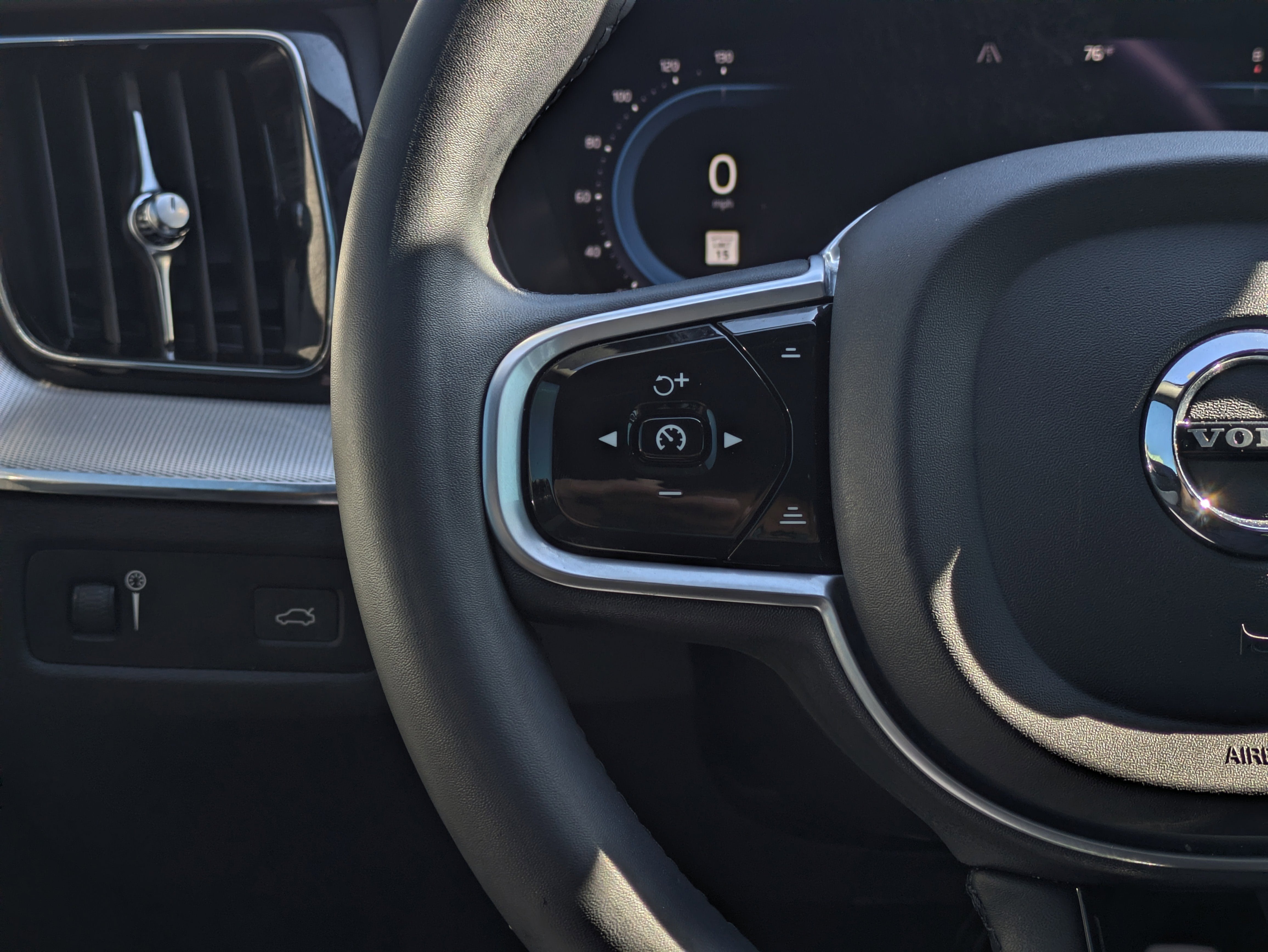 2022 Volvo XC60 B5 R-Design