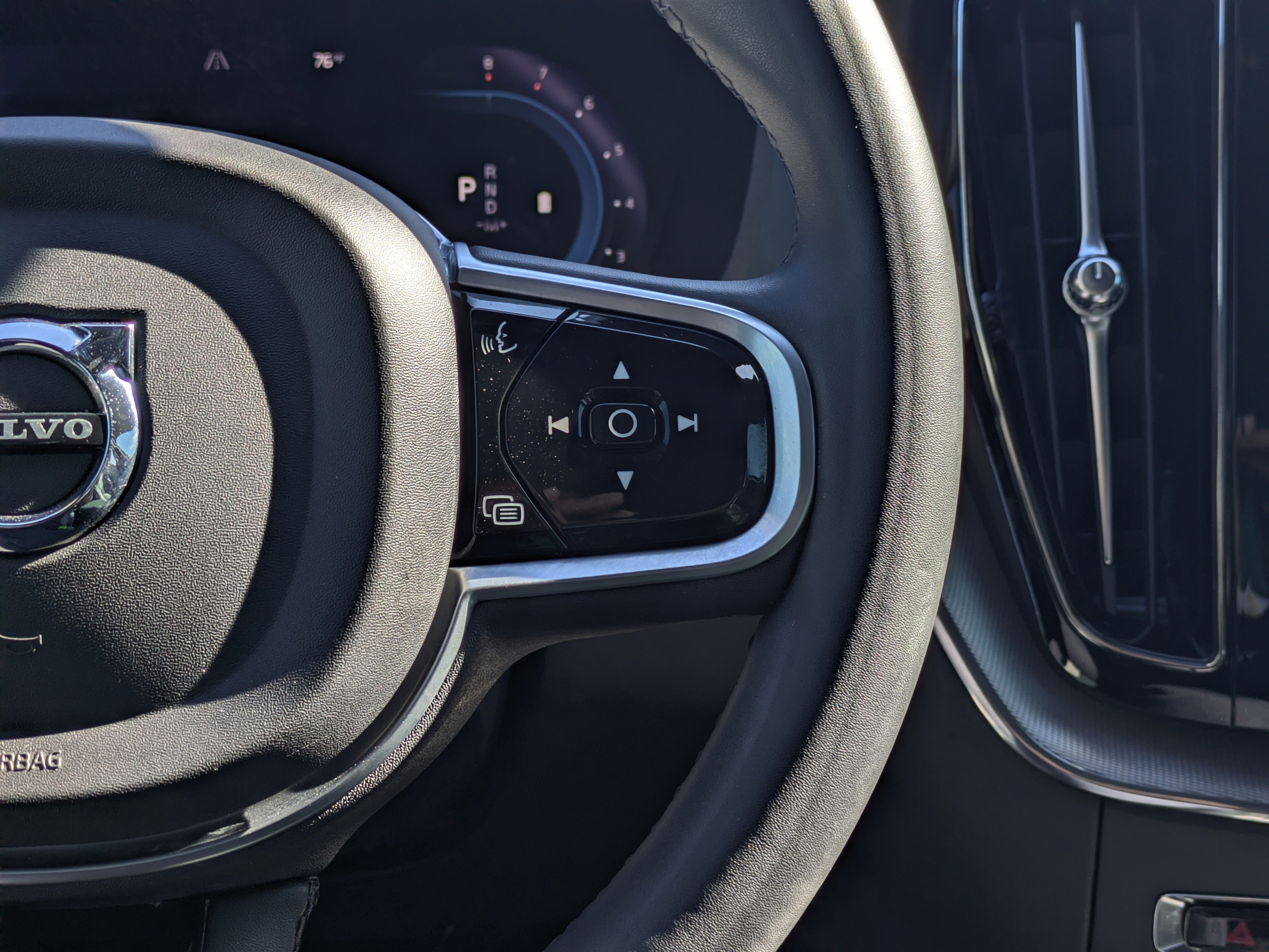 2022 Volvo XC60 B5 R-Design