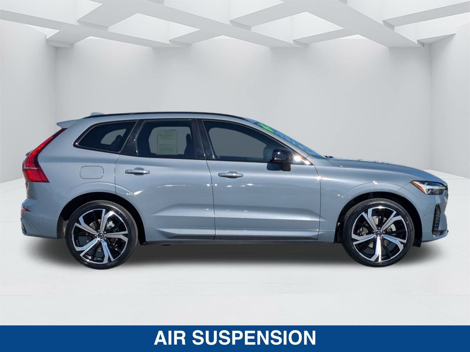 2022 Volvo XC60 B5 R-Design