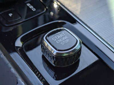 2022 Volvo XC60 B5 R-Design