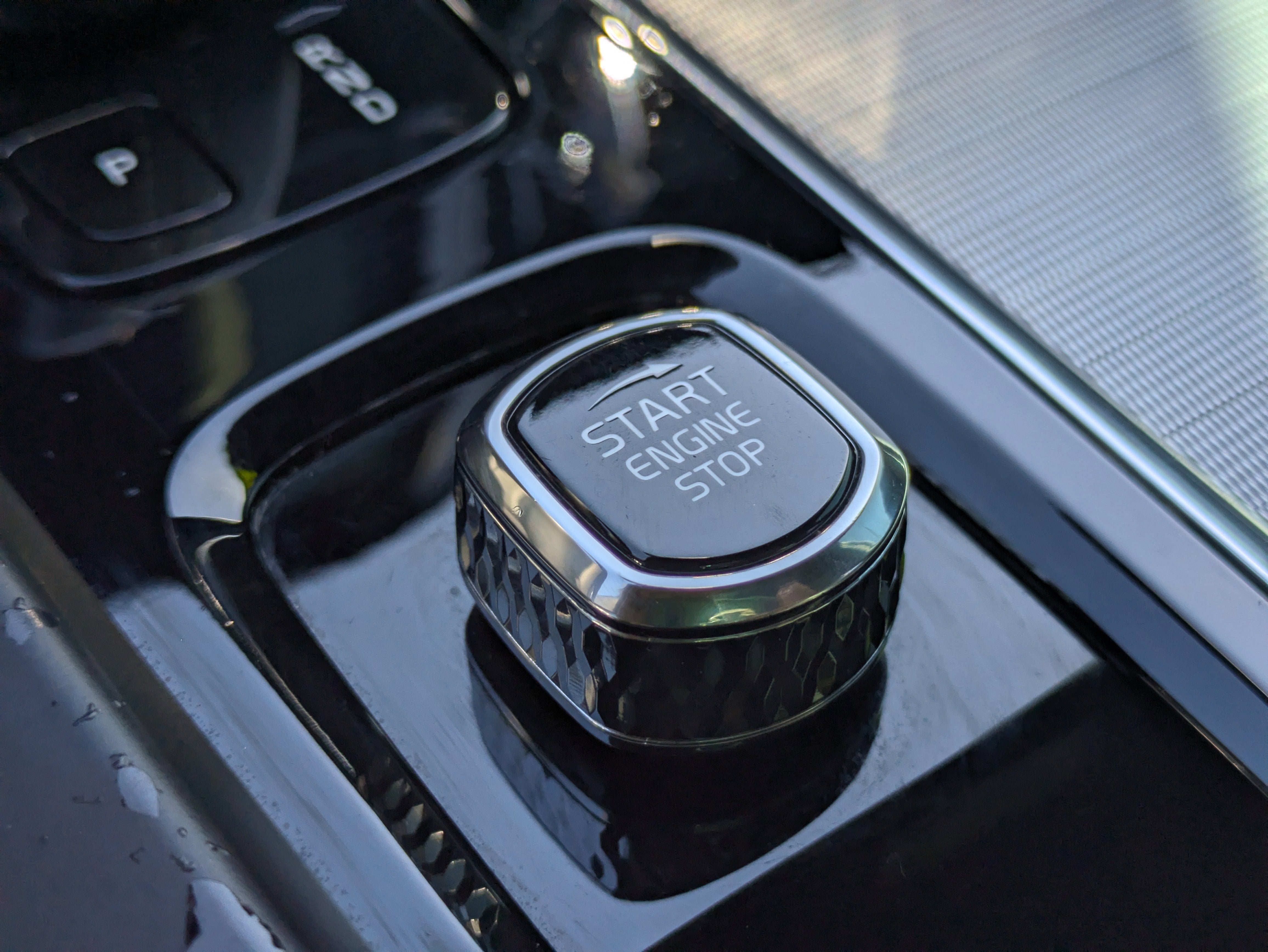 2022 Volvo XC60 B5 R-Design