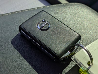 2022 Volvo XC60 B5 R-Design