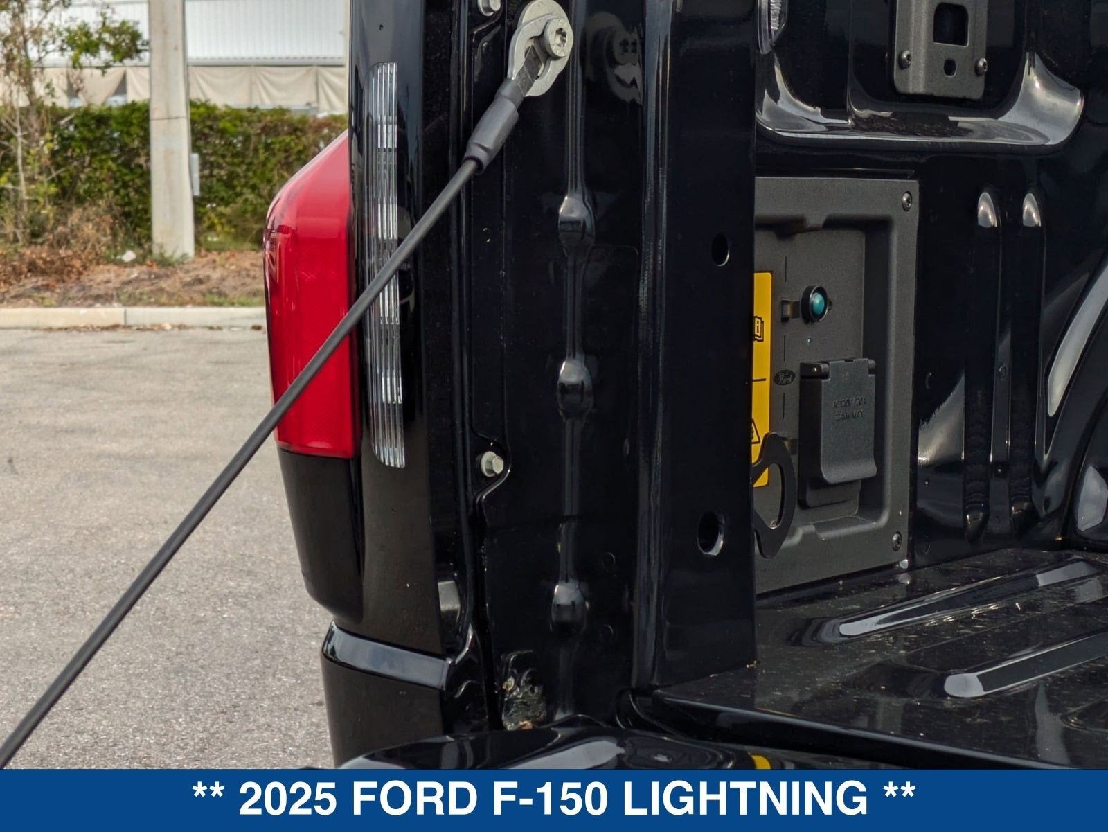 2025 Ford F-150 Lightning Flash
