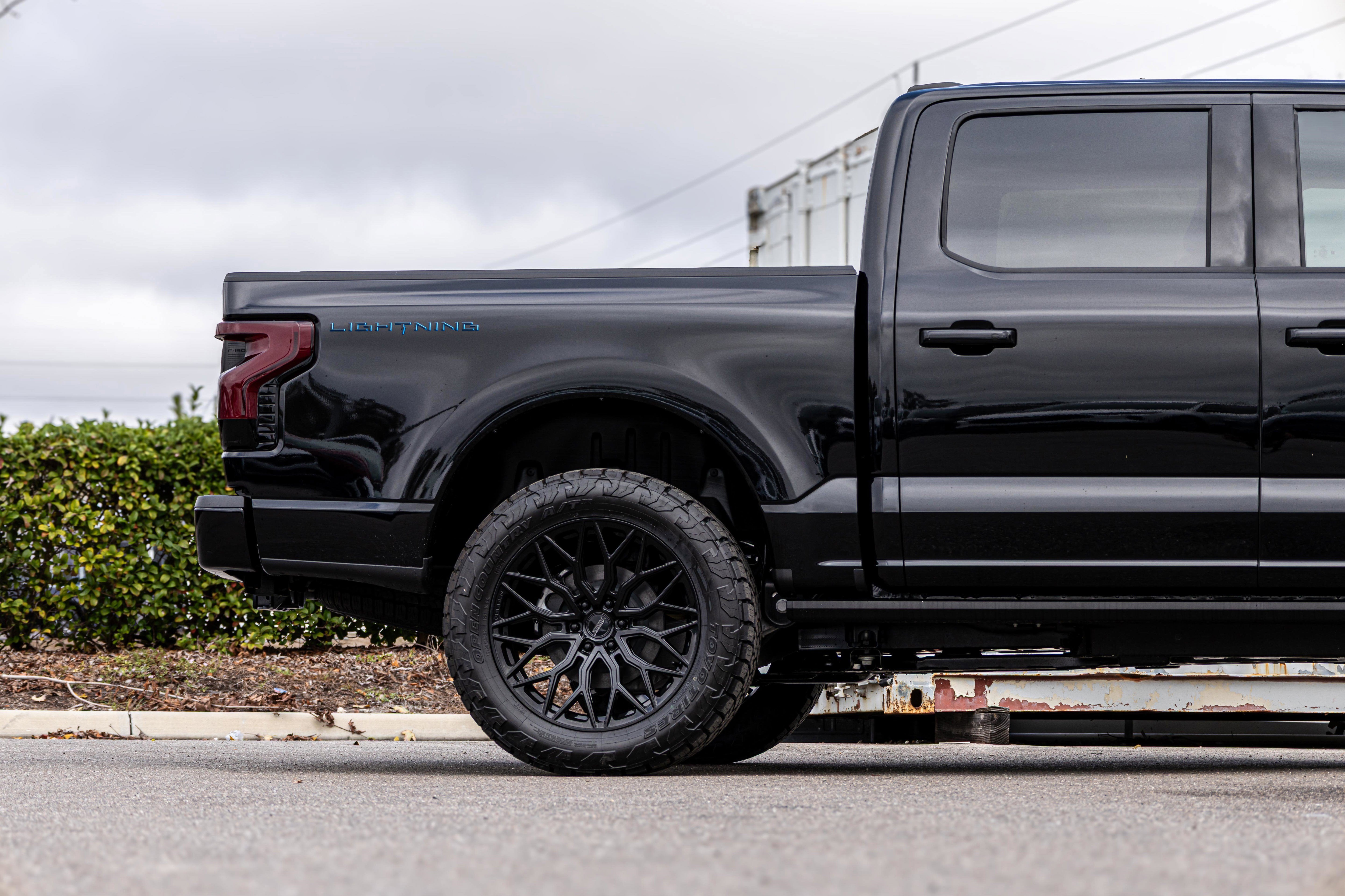 2025 Ford F-150 Lightning Platinum