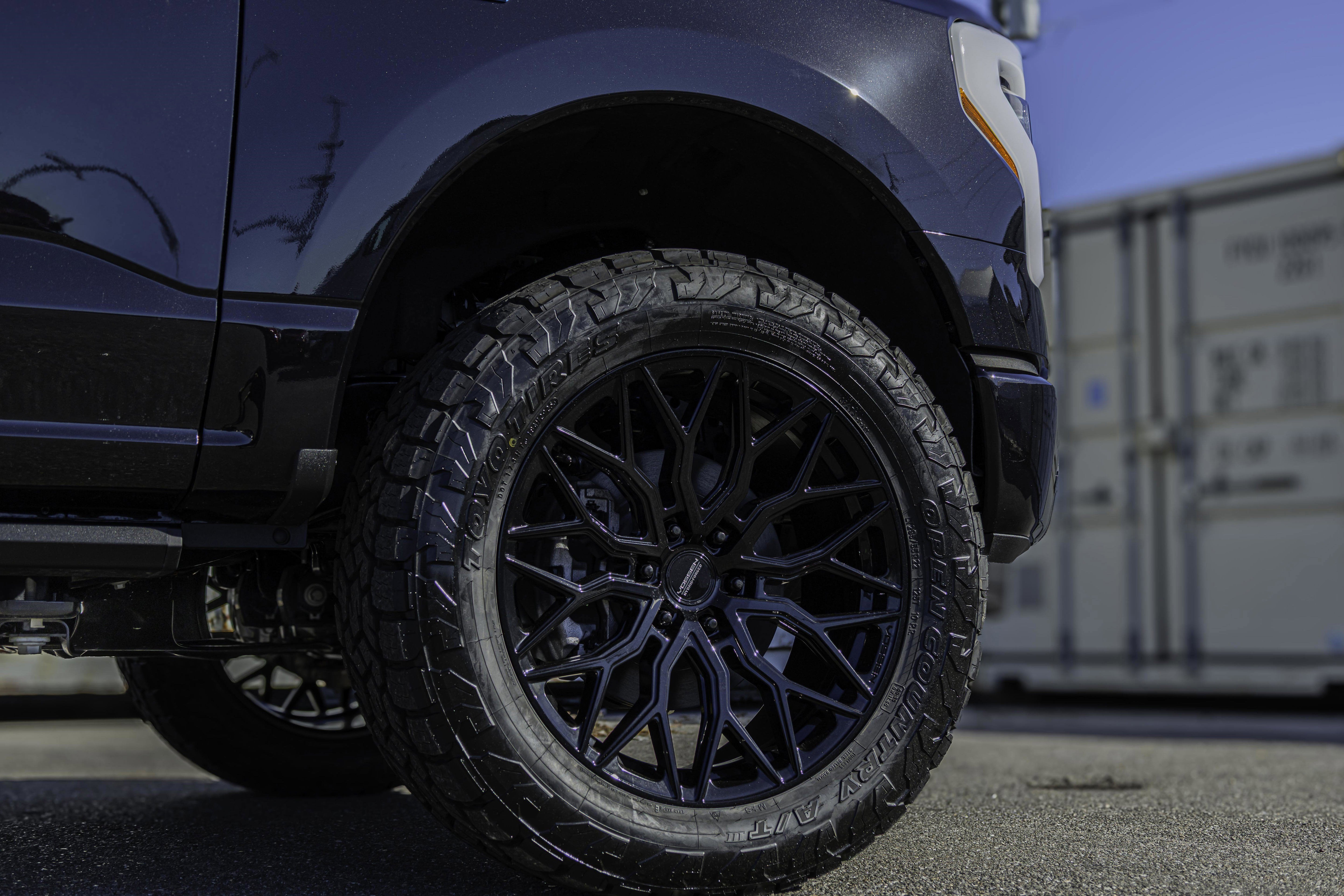 2025 Ford F-150 Lightning Platinum