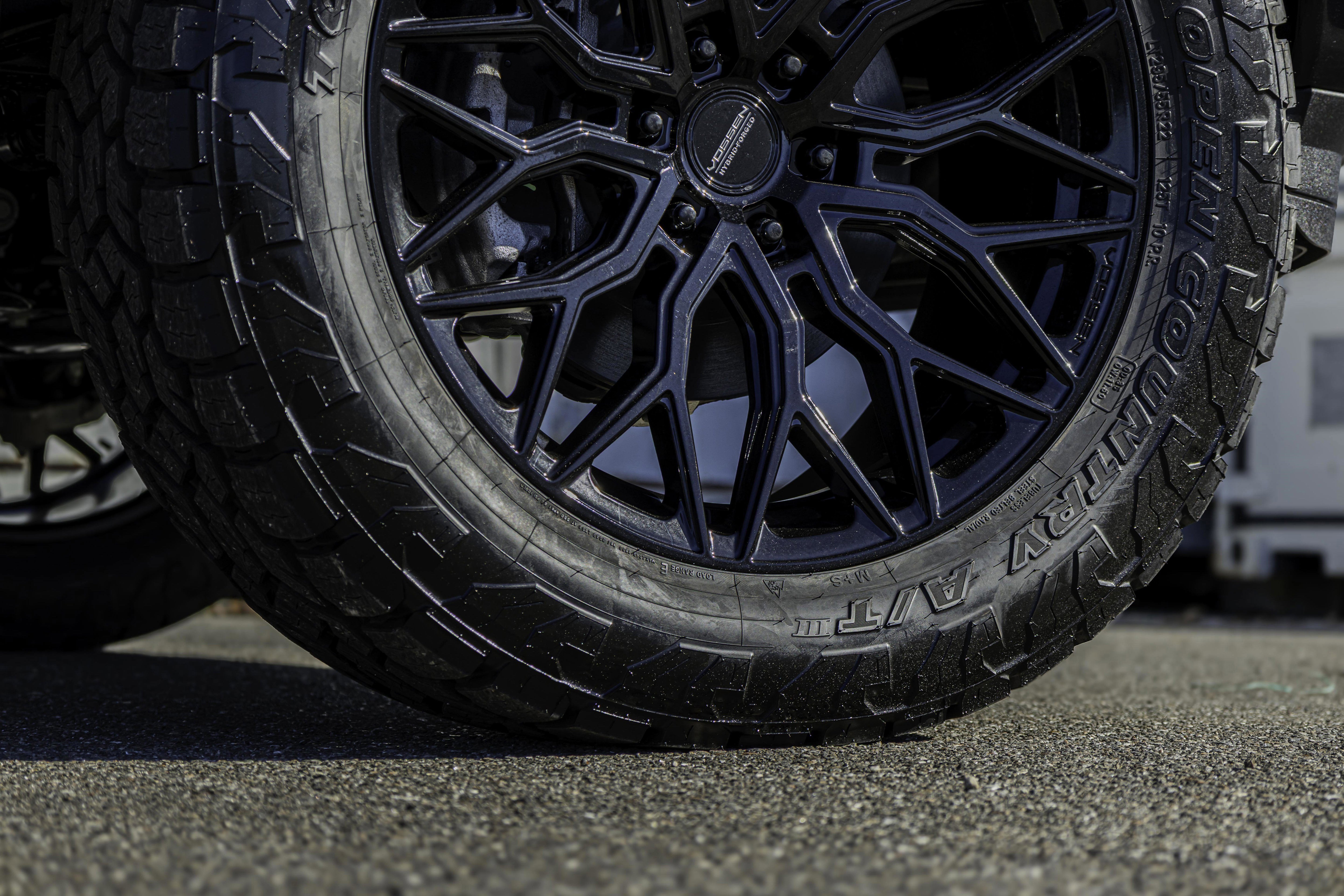 2025 Ford F-150 Lightning Platinum