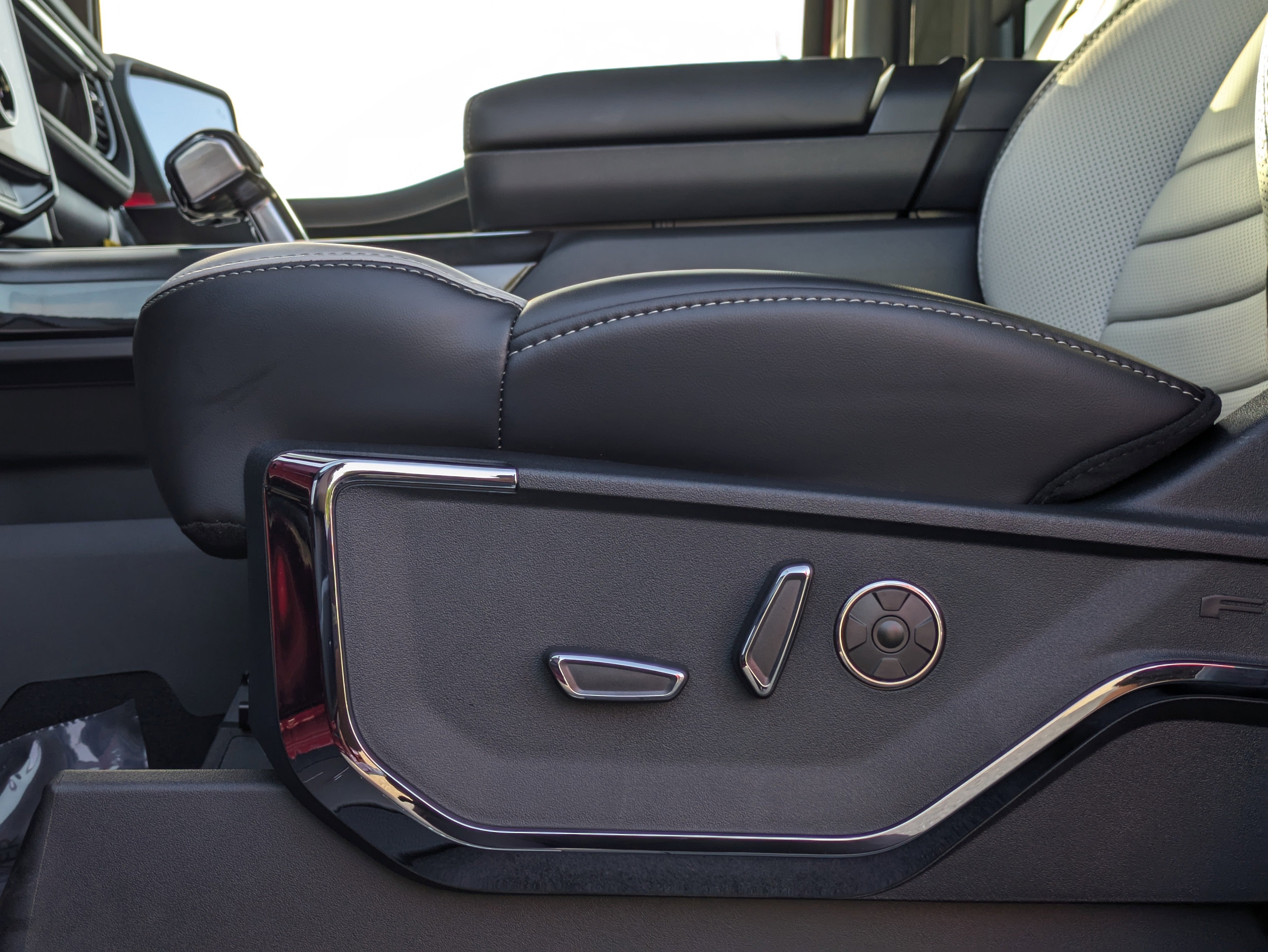 2025 Ford F-150 Lightning Platinum