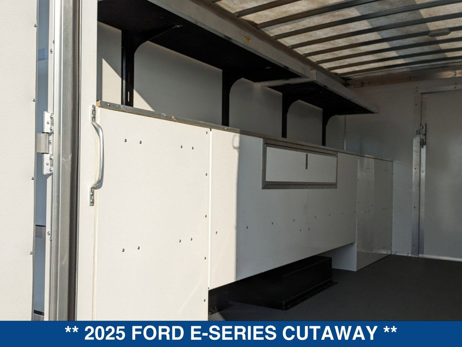2025 Ford E-Series Cutaway E-450 DRW