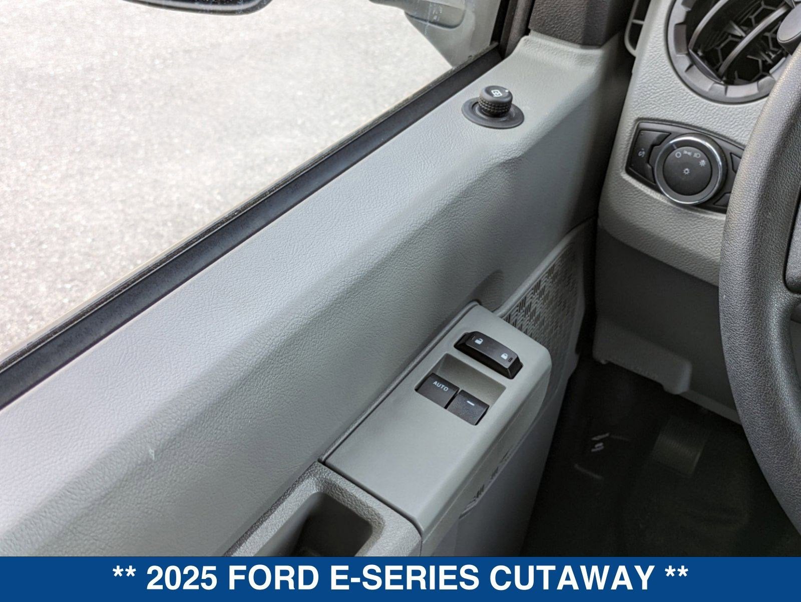 2025 Ford E-Series Cutaway E-450 DRW