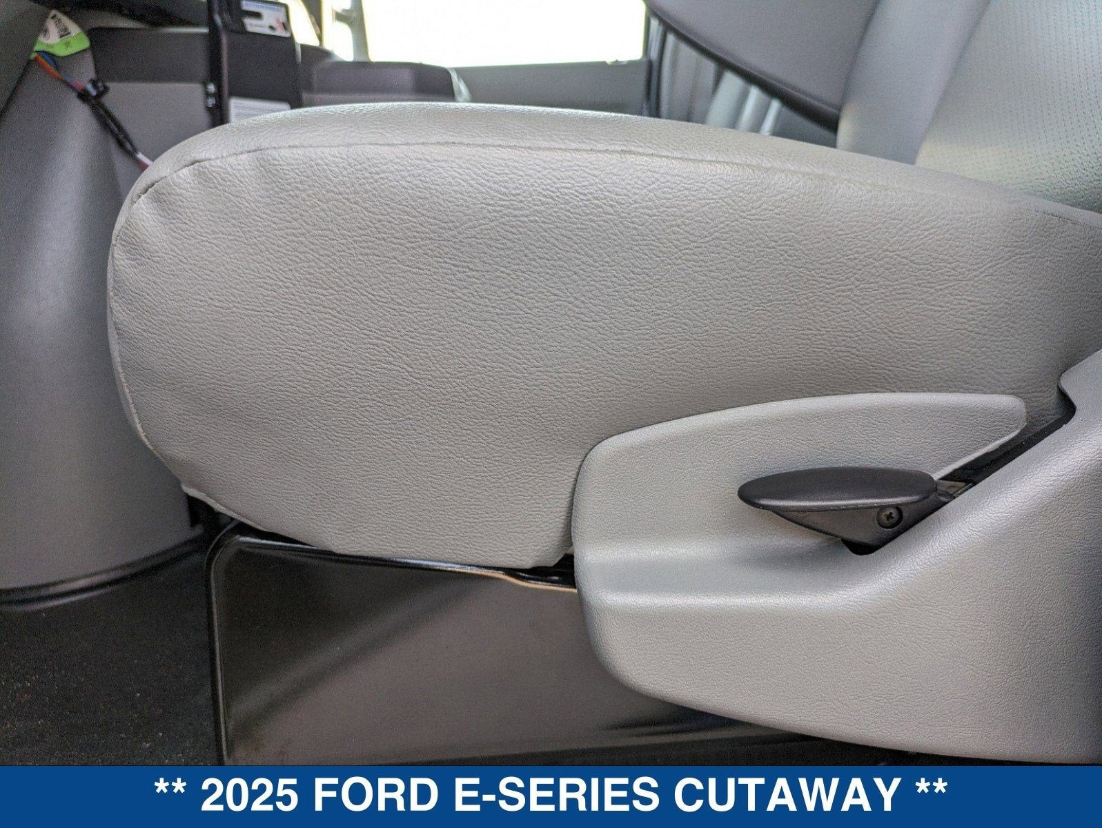 2025 Ford E-Series Cutaway E-450 DRW