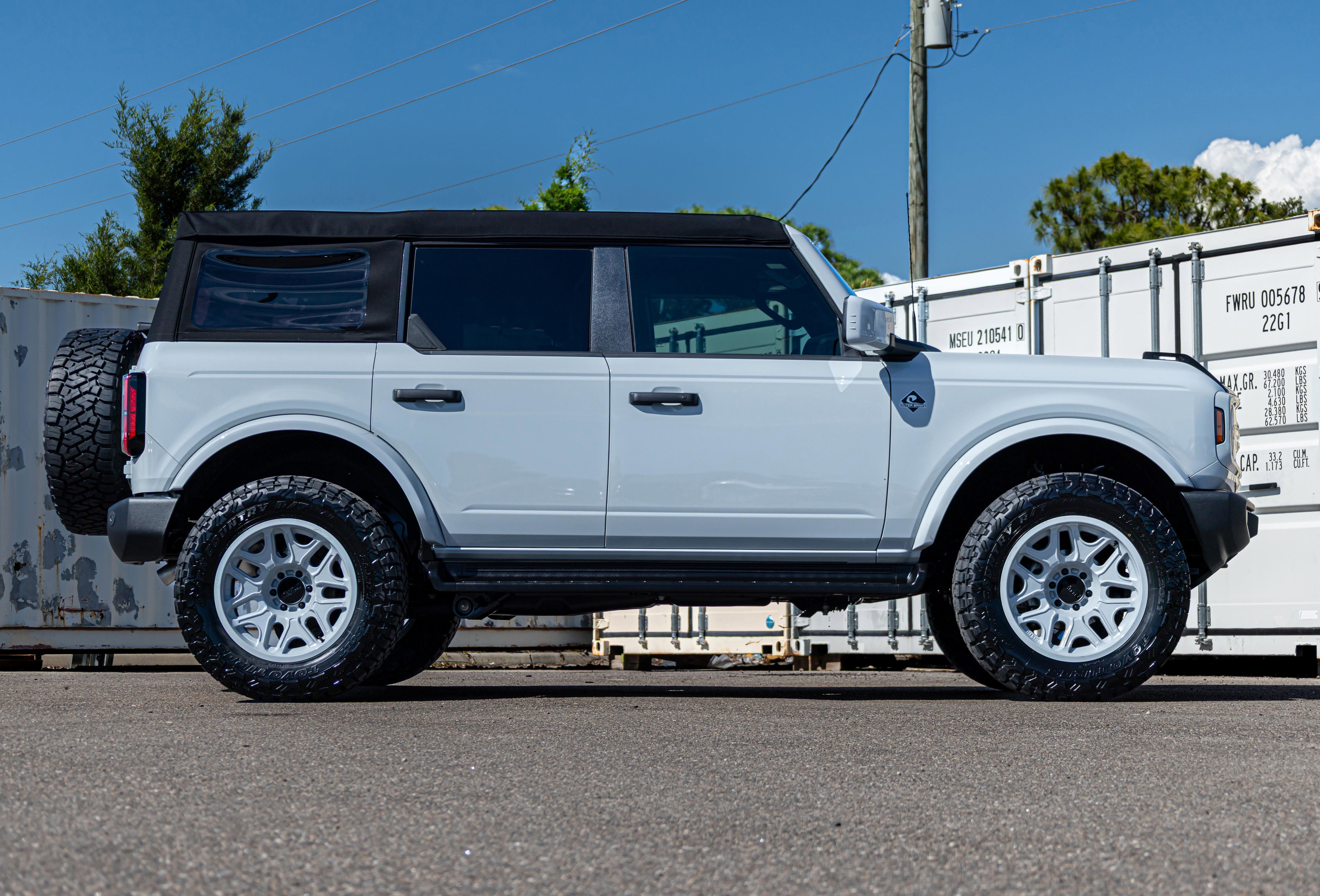 2026 Ford Bronco Outer Banks